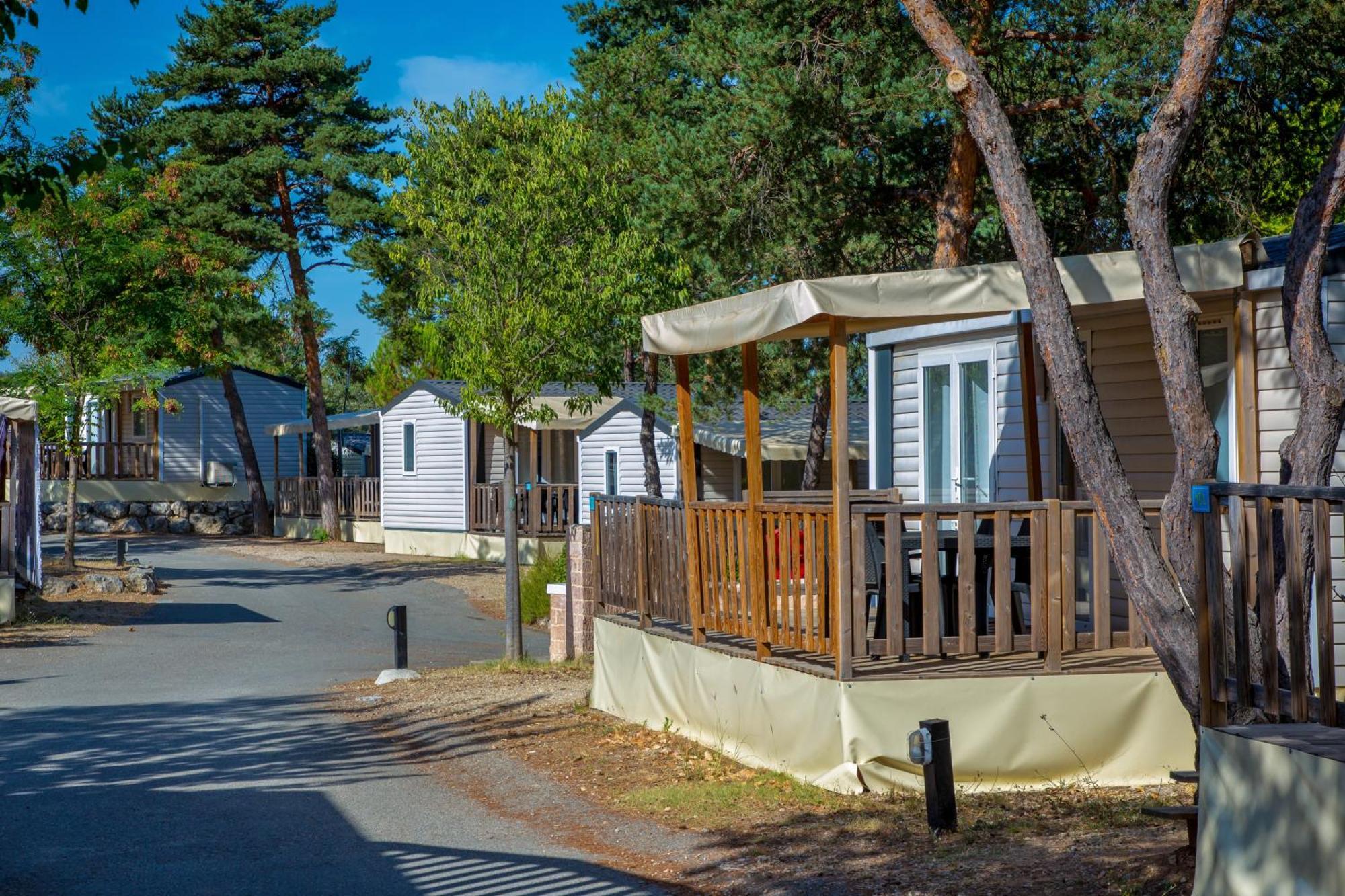 Camping Paradis La Pinede Hotel Greoux-les-Bains Exterior photo